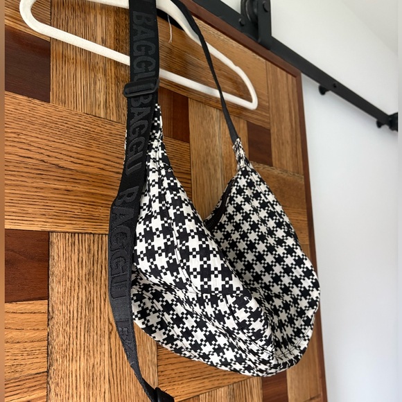 Baggu | Medium Nylon Crescent Bag Black + White Pixel Gingham - Picture 2 of 3